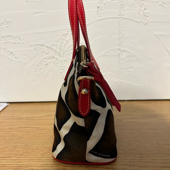 DOONEY & BOURKE GIRAFFE PRINT CANVAS SHOULDER BAG - Picture 6 of 10